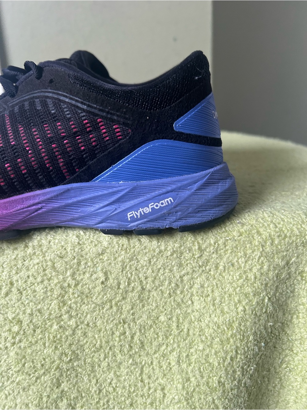 Asics Dyna Flyte2 Women’s Black Running Shoes with Pink-to-Purple-to-Blu - Picture 4 of 12